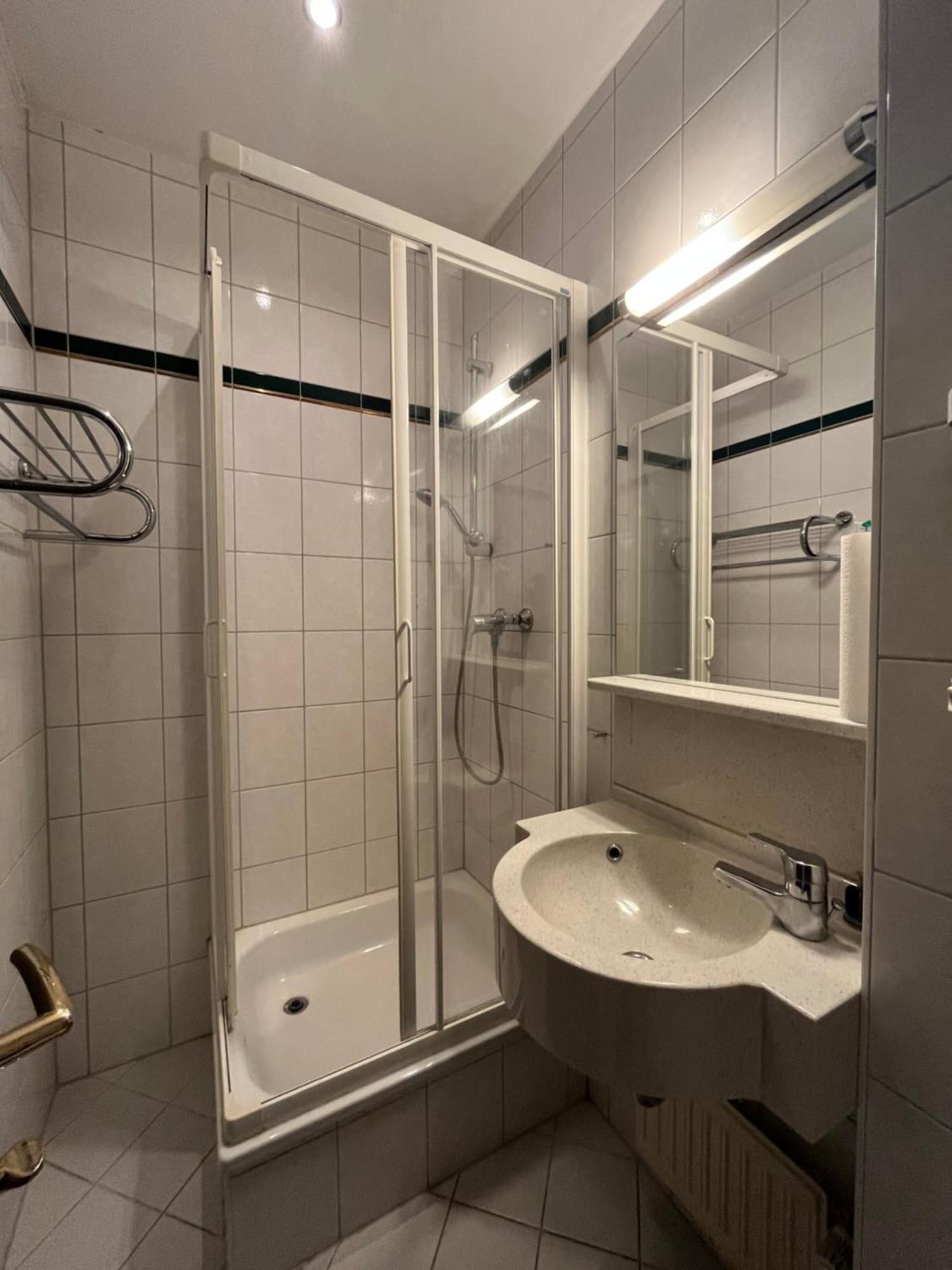 1, 2, Sleep Boardinghouse Unterschleissheim Zentrum ภายนอก รูปภาพ