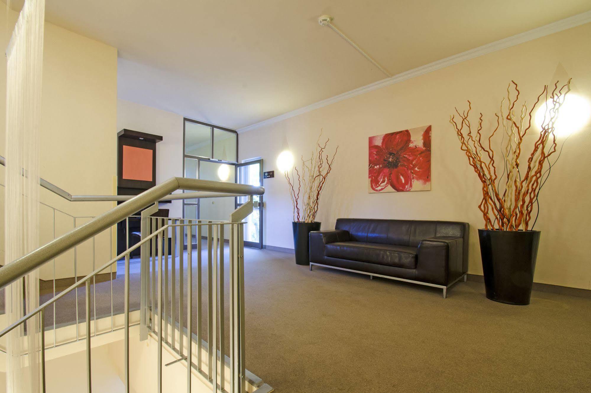 1, 2, Sleep Boardinghouse Unterschleissheim Zentrum ภายนอก รูปภาพ