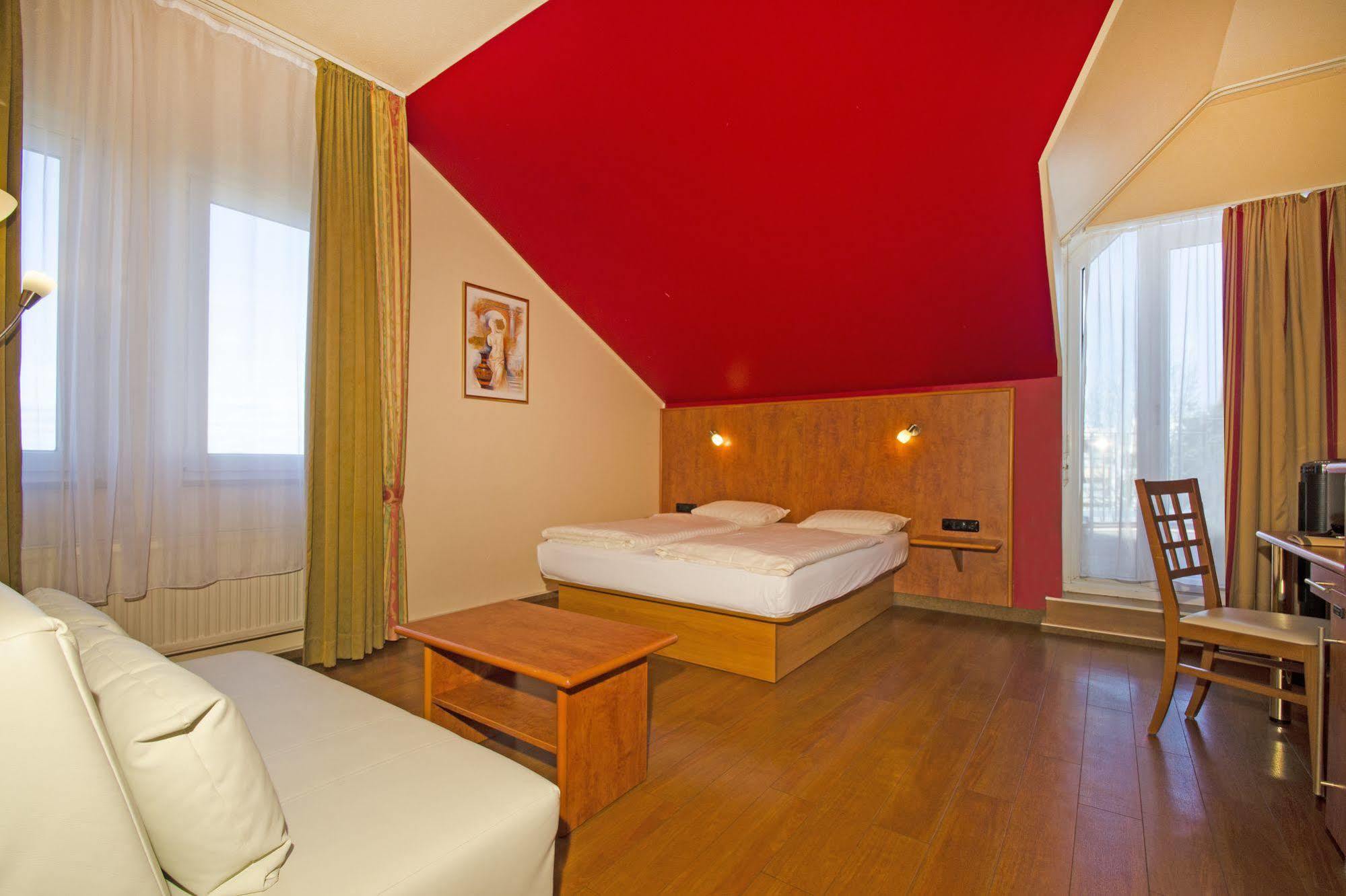 1, 2, Sleep Boardinghouse Unterschleissheim Zentrum ภายนอก รูปภาพ