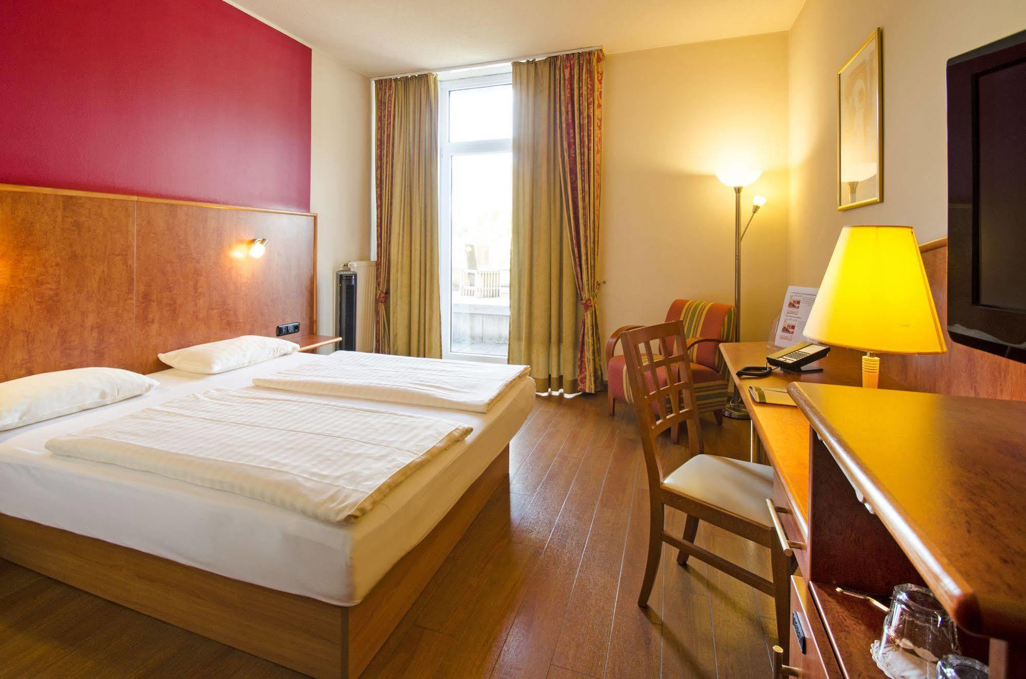 1, 2, Sleep Boardinghouse Unterschleissheim Zentrum ภายนอก รูปภาพ